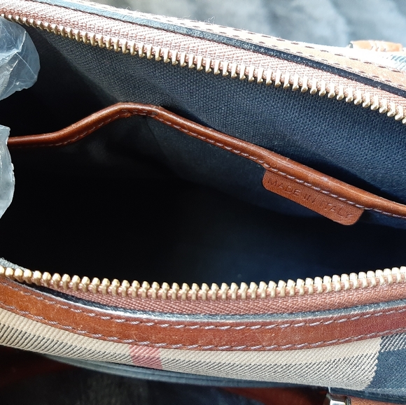 COPY - Vintage Burberry Cube Crossbody Handbag - Picture 11 of 17